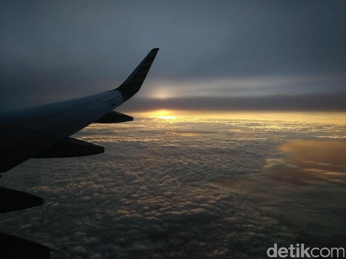 Sunrise dari jendela pesawat