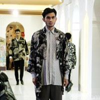 Fashion Show koleksi Coffeetone Kopi ABC karya Dian Pelangi, Barli Asmara, Ria Miranda dan Zaskia Sungkar di Kota Kasablanka, Minggu (18/6/2017).