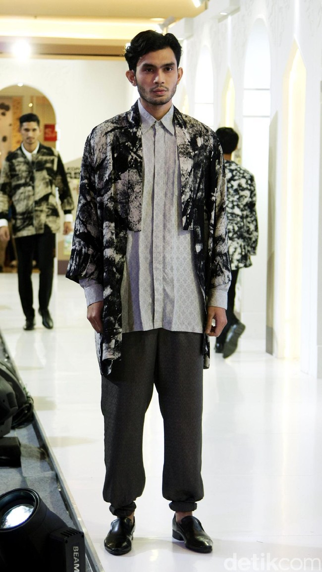 Fashion Show koleksi Coffeetone Kopi ABC karya Dian Pelangi, Barli Asmara, Ria Miranda dan Zaskia Sungkar di Kota Kasablanka, Minggu (18/6/2017).