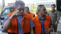 Ketiganya merupakan tersangka yang terjaring dalan operasi tangkap tangan terkait dengan setoran rutin yaitu per triwulan dari kepala dinas terhadap para anggota DPRD.