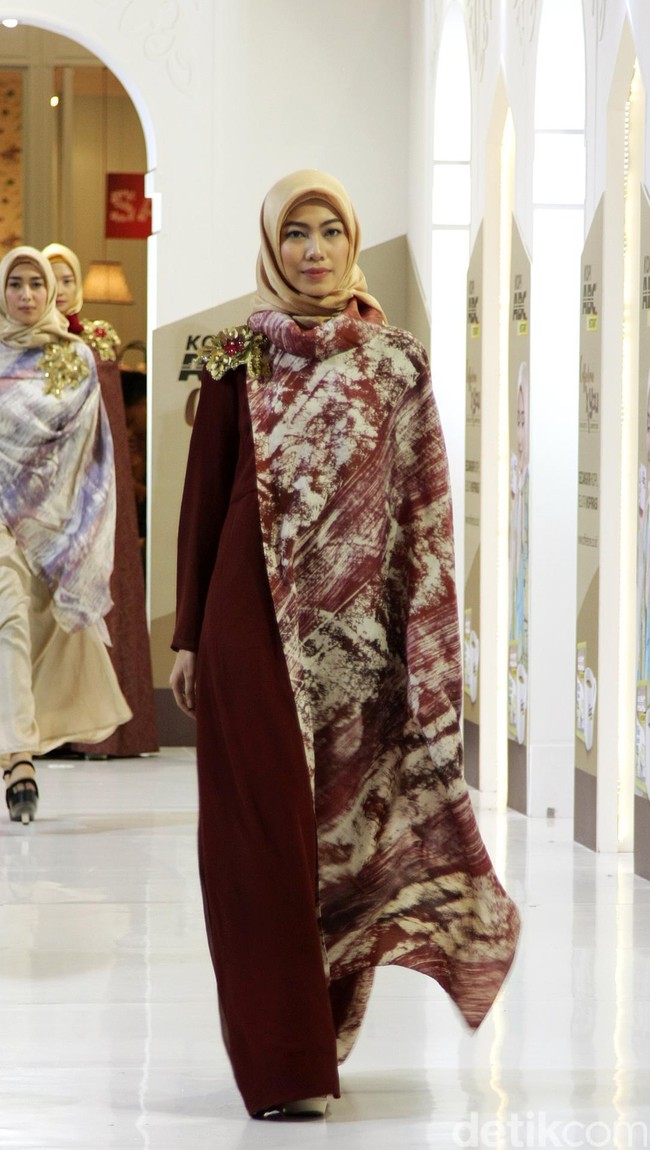 Fashion Show koleksi Coffeetone Kopi ABC karya Dian Pelangi, Barli Asmara, Ria Miranda dan Zaskia Sungkar di Kota Kasablanka, Minggu (18/6/2017).