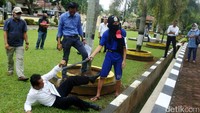Muhammad Ibnu Dar yang menggunakan ikat kepala berlambang ISIS menjalani rekonstruksi penyerangan Mapolres Banyumas, Senin (19/6/2017).