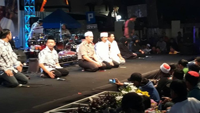 Saat Cak Nun Menyamakan Polisi dengan Alang-alang dan Rumput Liar