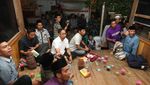 Sambil Sarungan, Menpora Nobar Owi/Butet di Pos Ronda