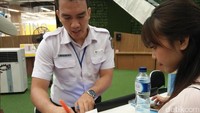 Kamu bisa membeli tiket secara langsung atau online. Petugas sudah bersiap untuk membantu setiap calon penumpang di meja loket (Bonauli/detikTravel)