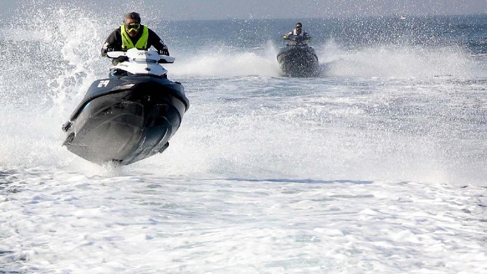 Sejumlah anggota Seadoo Club Indonesia melakukan konvoi menggunakn jet ski menuju pulau Pramuka pada acara SCI Peduli 2017 di Jakarta, Sabtu (17/6).
