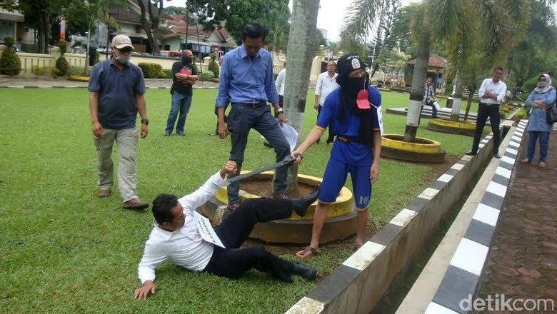 Pelaku Penyerangan Mapolres Banyumas Jalani Rekonstruksi Pelaku Penyerangan Mapolres Banyumas Jalani Rekonstruksi