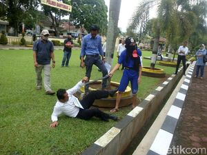 Pelaku Penyerangan Mapolres Banyumas Jalani Rekonstruksi