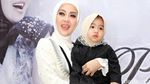 Gendong Keponakan, Syahrini Kapan Nikah?