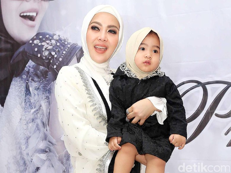 Lebaran di Hong Kong, Syahrini Bawa 25 Orang