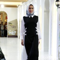 Fashion Show koleksi Coffeetone Kopi ABC karya Dian Pelangi, Barli Asmara, Ria Miranda dan Zaskia Sungkar di Kota Kasablanka, Minggu (18/6/2017).