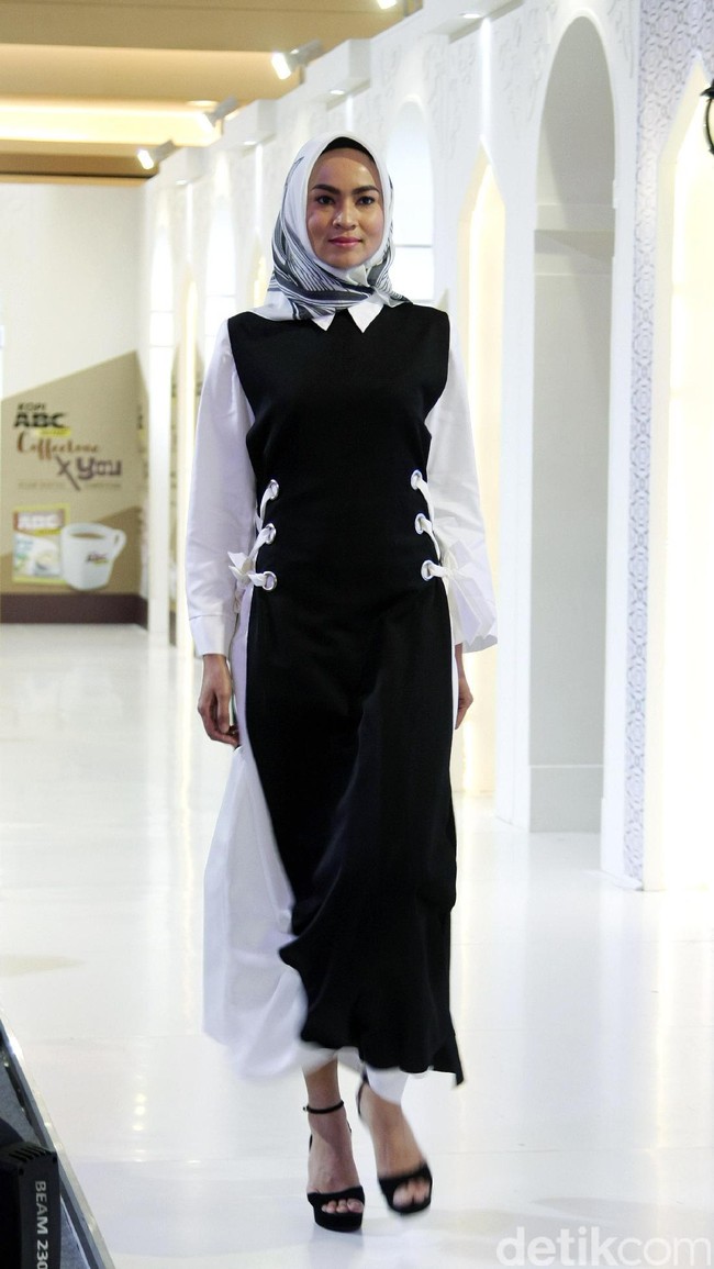 Fashion Show koleksi Coffeetone Kopi ABC karya Dian Pelangi, Barli Asmara, Ria Miranda dan Zaskia Sungkar di Kota Kasablanka, Minggu (18/6/2017).