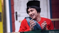Apalagi saat ia tersenyum, makin jatuh hati kan?