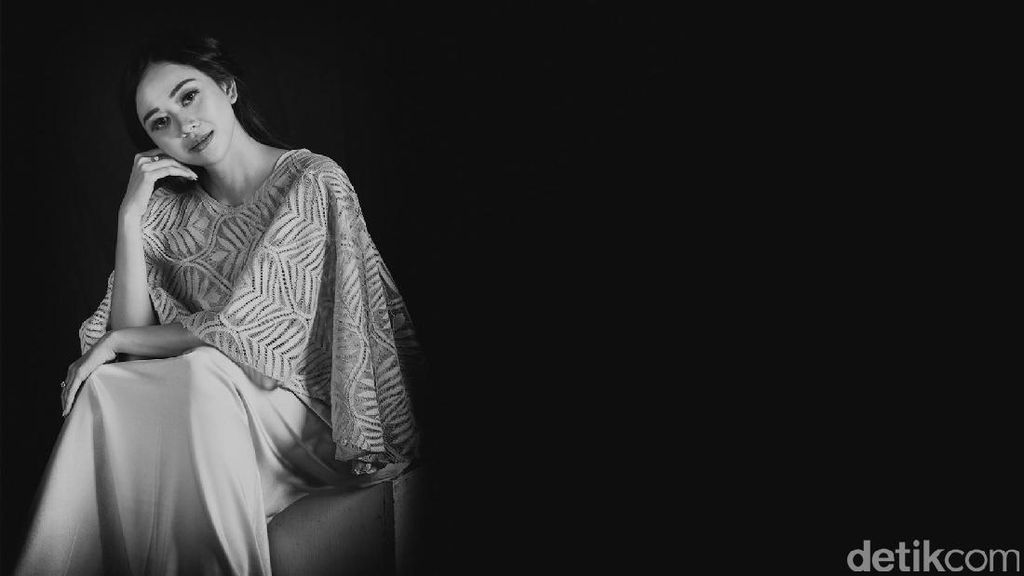 Just One Take! Aura Kasih Dianggap Jago Berakting Menangis