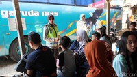 Para pemudik mendengarkan arahan dari petugas kepolisian yang sedang berjaga.