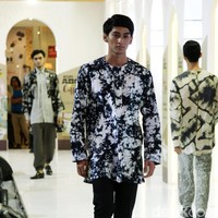 Fashion Show koleksi Coffeetone Kopi ABC karya Dian Pelangi, Barli Asmara, Ria Miranda dan Zaskia Sungkar di Kota Kasablanka, Minggu (18/6/2017).