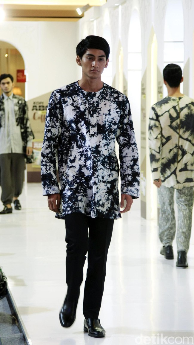 Fashion Show koleksi Coffeetone Kopi ABC karya Dian Pelangi, Barli Asmara, Ria Miranda dan Zaskia Sungkar di Kota Kasablanka, Minggu (18/6/2017).