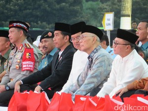 Jokowi-JK hingga Ketua MPR Santap Nasi Kotak Bersama di Mabes TNI