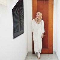 Natasha Rizki memakai dress warna off white polos yang bisa memberikan kesan bersih dan suci saat Lebaran. Detail ikat di bagian depan memberikan kesan yang struktural. Foto: Instagram