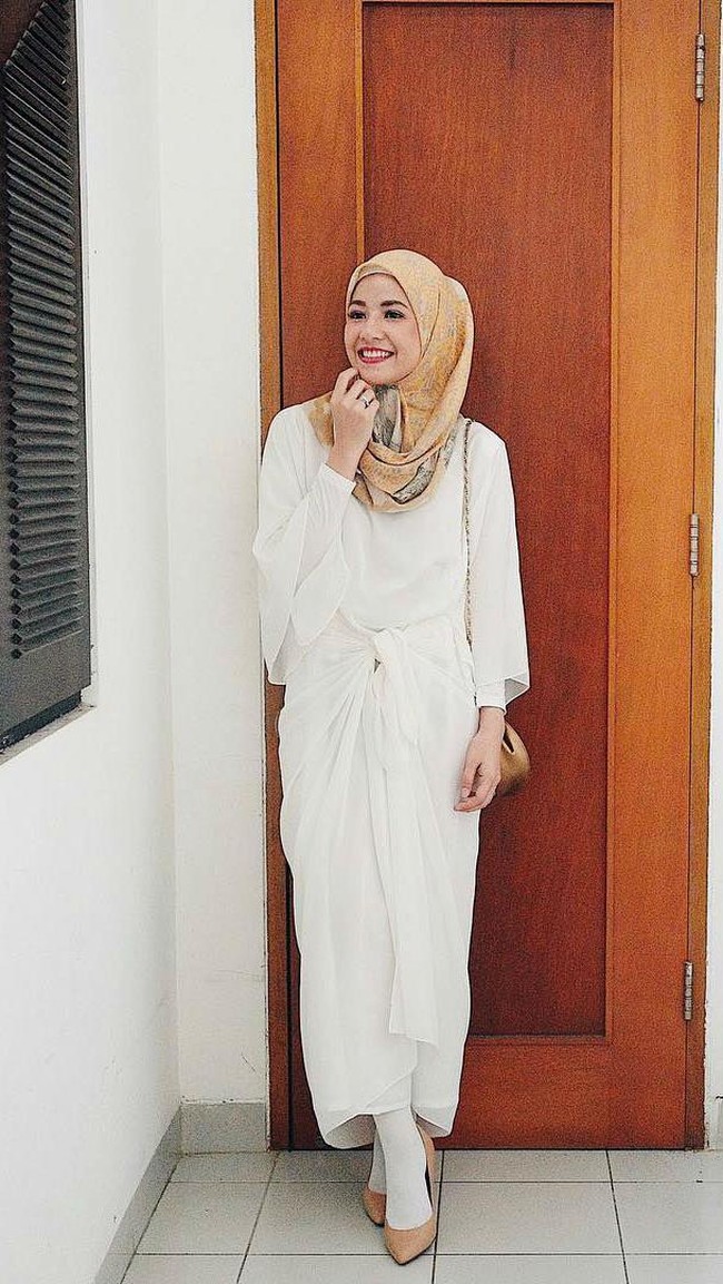 Natasha Rizki memakai dress warna off white polos yang bisa memberikan kesan bersih dan suci saat Lebaran. Detail ikat di bagian depan memberikan kesan yang struktural. Foto: Instagram