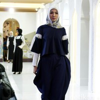 Fashion Show koleksi Coffeetone Kopi ABC karya Dian Pelangi, Barli Asmara, Ria Miranda dan Zaskia Sungkar di Kota Kasablanka, Minggu (18/6/2017).