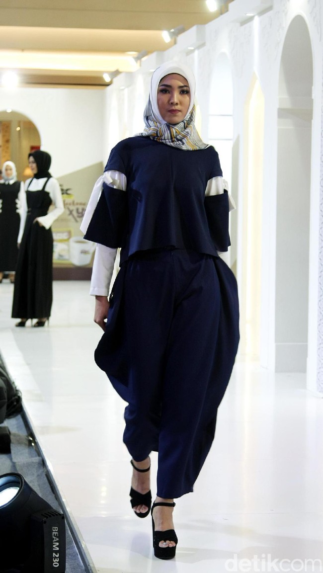 Fashion Show koleksi Coffeetone Kopi ABC karya Dian Pelangi, Barli Asmara, Ria Miranda dan Zaskia Sungkar di Kota Kasablanka, Minggu (18/6/2017).