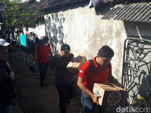 Densus 88 Bawa 2 Kardus dari Rumah Terduga Teroris Pak Gun