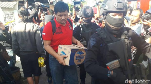 Densus 88 Bawa 2 Kardus dari Rumah Terduga Teroris Pak Gun