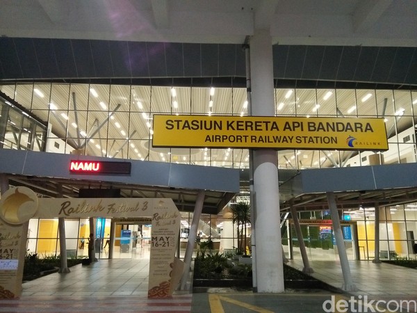 Kereta bandara ini berada di depan pintu kedatangan penerbangan domestik. Bangunan yang megah dan keren akan terlihat persis di seberang pintu kedatangan (Bonauli/detikTravel) Kereta bandara ini berada di depan pintu kedatangan penerbangan domestik. Bangunan yang megah dan keren akan terlihat persis di seberang pintu kedatangan (Bonauli/detikTravel)