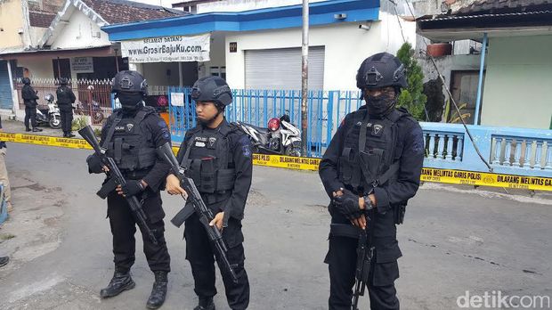 Densus 88 Geledah Rumah Warga di Singosari Malang