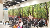 Ruang tunggu bagi para penumpang. Penumpang tidak diperbolehkan untuk menunggu kereta di dekat perlintasan rel (Bonauli/detikTravel)