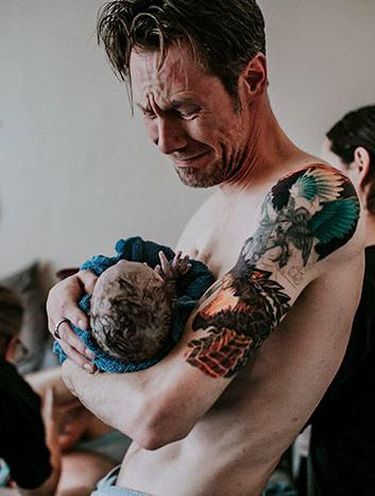 Foto: Momen Haru Para Ayah Saat Mendampingi Istrinya Melahirkan