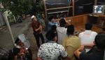 Sambil Sarungan, Menpora Nobar Owi/Butet di Pos Ronda