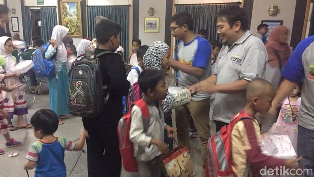 Touring dan Baksos Komunitas CruzOr di Cirebon
