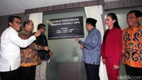 Wakil Ketua DPR Fahri Hamzah bersama pimpinan Pansus Hak Angket KPK meresmikan posko pengaduan masyarakat tentang hak angkat KPK.