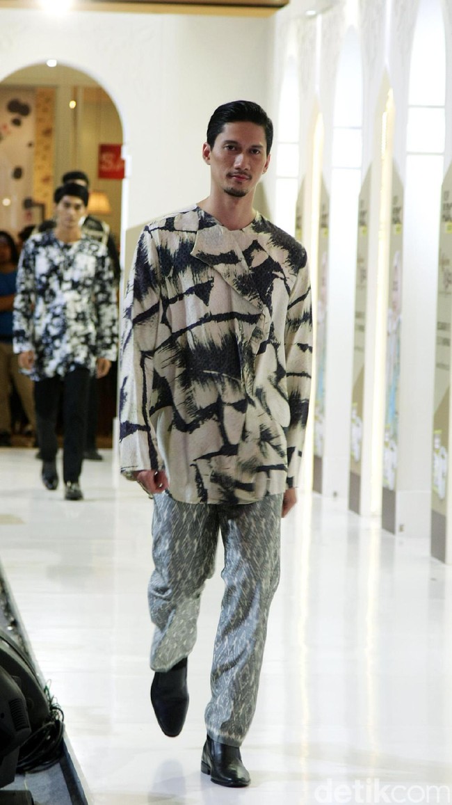 Fashion Show koleksi Coffeetone Kopi ABC karya Dian Pelangi, Barli Asmara, Ria Miranda dan Zaskia Sungkar di Kota Kasablanka, Minggu (18/6/2017).