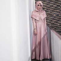 Alyssa Soebandono memilih terusan lurus dengan detail cape yang nyaman digunakan buat ibu hamil. Busana Alyssa Soebandono ini bisa menjadi inspirasi untuk Lebaran nanti. Foto: Instagram