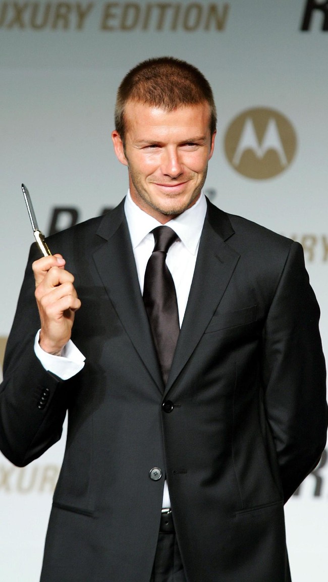 David Beckham holds Motorolas mobile phone Luxury Gold RAZR2 during a promotion for Motorola at the Westin Chosun Hotel on February 28, 2008 in Seoul, South Korea.  (Photo by Chung Sung-Jun/Getty Images)