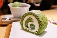 Salah satu jenis kue matcha roll yang enak dari Jepang 