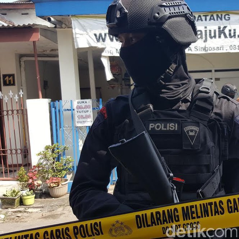 Densus 88 Tangkap Seorang Warga Kendal Densus 88 Tangkap Seorang Warga Kendal