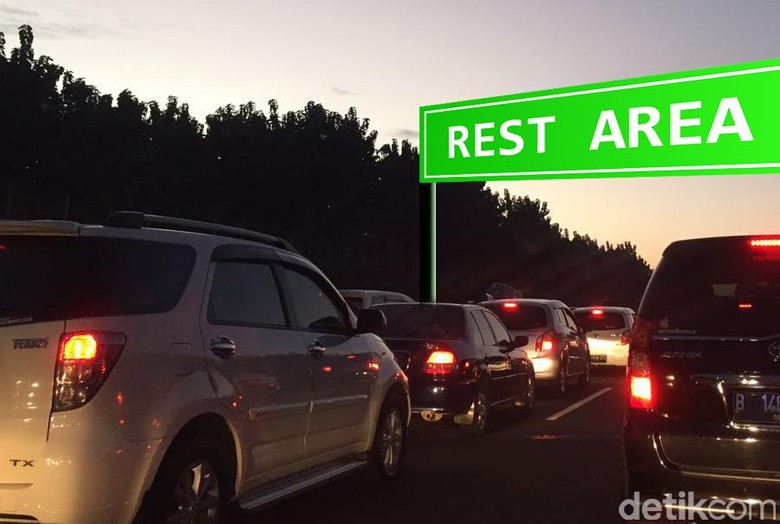 Pemudik Keluhkan Sulitnya Cari Parkir di Rest Area Pemudik Keluhkan Sulitnya Cari Parkir di Rest Area
