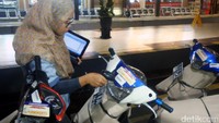 Petugas mengecek sepeda motor yang diturunkan di Stasiun Purwokerto.