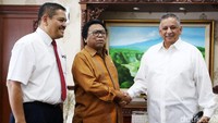 Oesman Sapta Odang menyambut kedatangan Sofyan Basir di ruang kerjanya di Gedung Nusantara III, Komplek Parlemen, Senayan, Jakarta, Senin (19/7/2017).