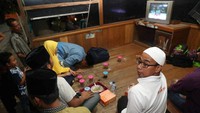 Sang menteri langsung sujud syukur begitu Owi/Butet berhasil mengalahkan unggulan teratas asal China, Zheng Siwei/Chen Qingchen, dan memastikan Indonesia tidak bertangan hampa di depan publiknya sendiri. (Foto: dok. Humas Kemenpora)