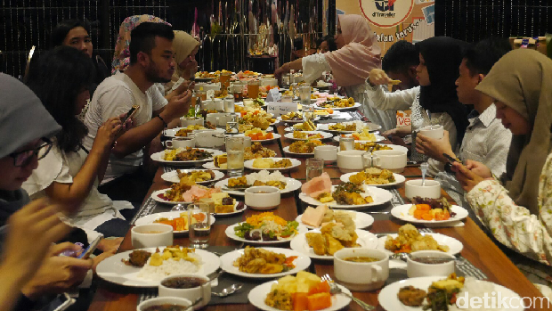 Serunya suasana berbuka (Kurnia/detikTravel)