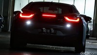 Mobil sport plug-in hybrid ini menggabungkan mesin bensin BMW TwinPower Turbo 3 silinder 1.499 cc yang memutar roda belakang dan motor listrik dengan baterai lithium-ion yang dapat diisi ulang dari sumber listrik konvensional yang memutar roda depan. Foto: Hasan Al Habshy