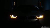 BMW i8 memiliki dimensi panjang 4.689 milimeter, lebar 1.921 milimeter dan tinggi 1.297 milimeter (termasuk roof fin). Dimensi itu menggambarkan proporsi khas dari sebuah mobil sport. Foto: Hasan Al Habshy
