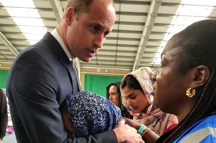 Abaikan Aturan, Pangeran William Empati dan Peluk Korban Apartemen London