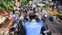 Petugas saat mengangkut sejumlah motor ke atas truk.