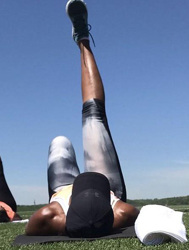 Michelle Obama memilih sneakers Nike saat berolahraga dengan teman-teman wanitanya. (Foto: Instagram)